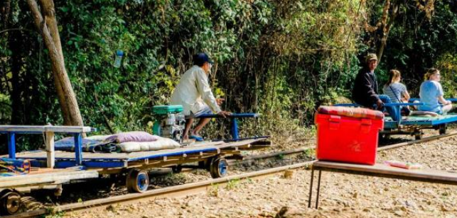 全球最牛火车,时速30能载40人,开车前需乘客自己搬上铁轨