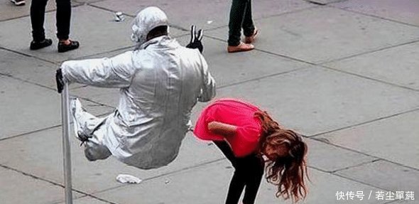 印度街头的“神力者”,为何能漂浮半空,游客其实原理很简单!