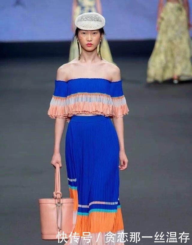 『老气』上了50岁的女人,少穿黑白灰太老气,这3种配色彰显好品味!