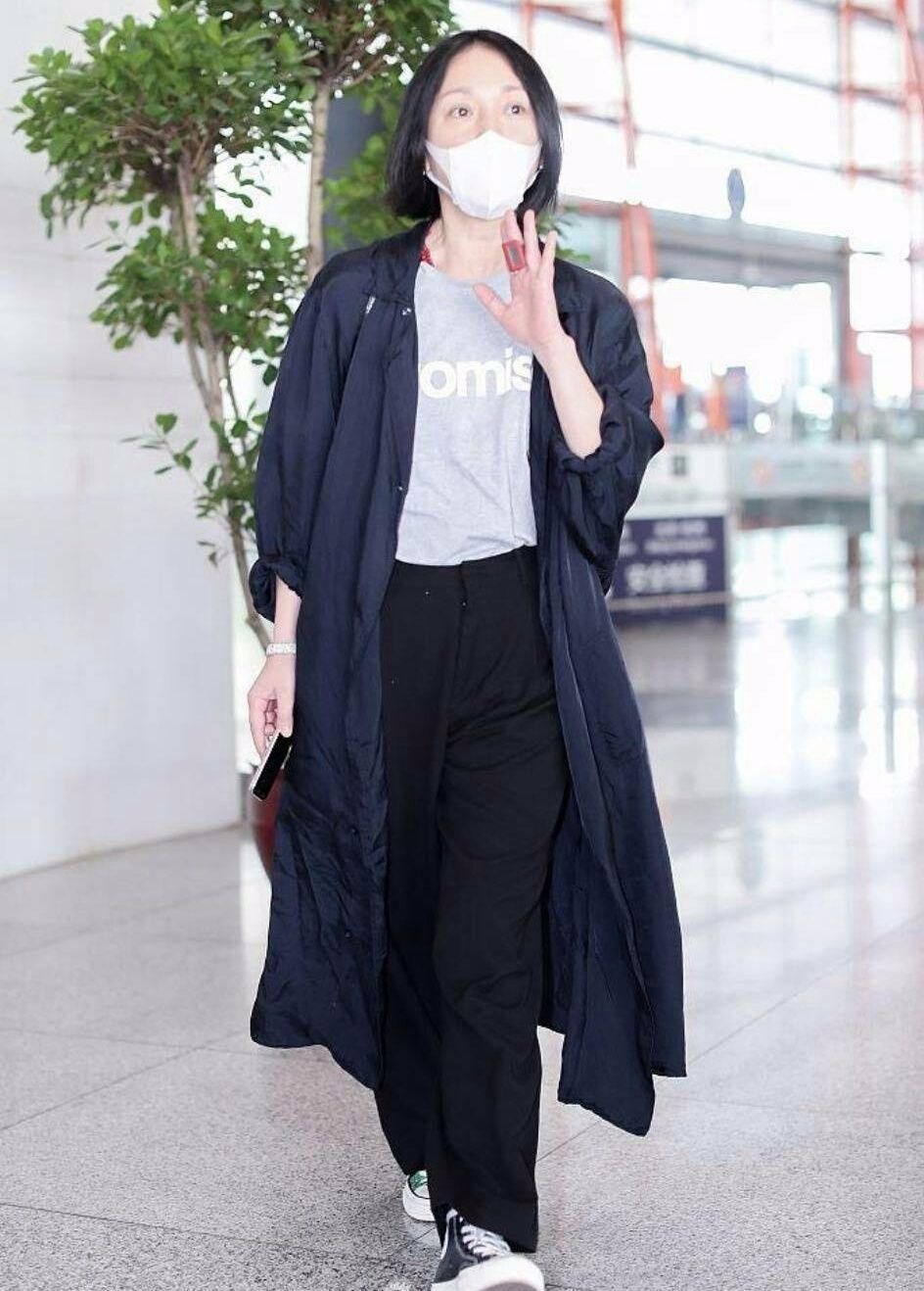 周迅的品味实在不敢恭维，本来就“老”还要穿奶奶裤来拉低档次!