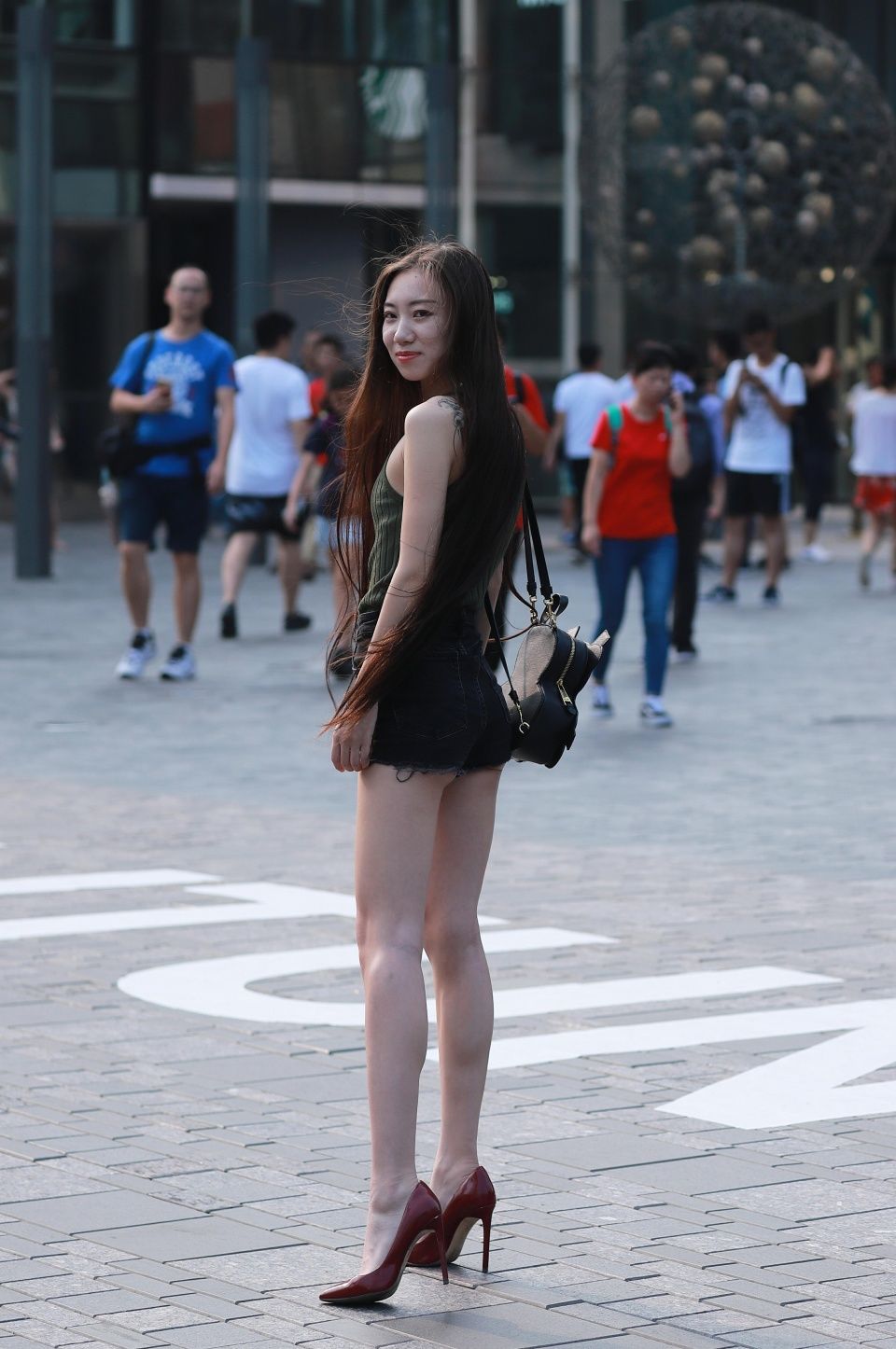 街拍：女人的背影像一道流动中的风景，优雅魅力，稍众即逝……