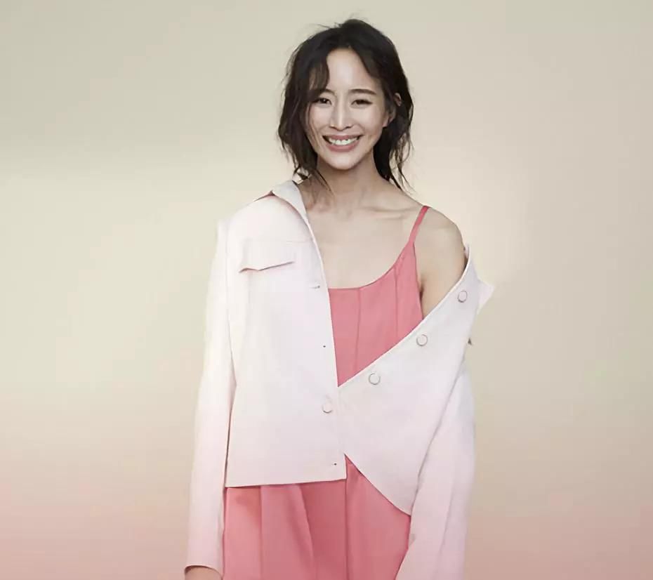 张钧宁随着《如懿传》再次大火，一身晚礼服光彩照人，时髦得飞起