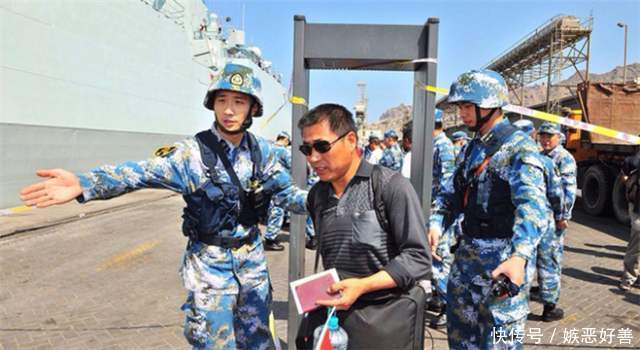 『阅兵』中国式撤侨场景有多震撼?千人齐唱歌气势恢宏,比阅兵还壮观