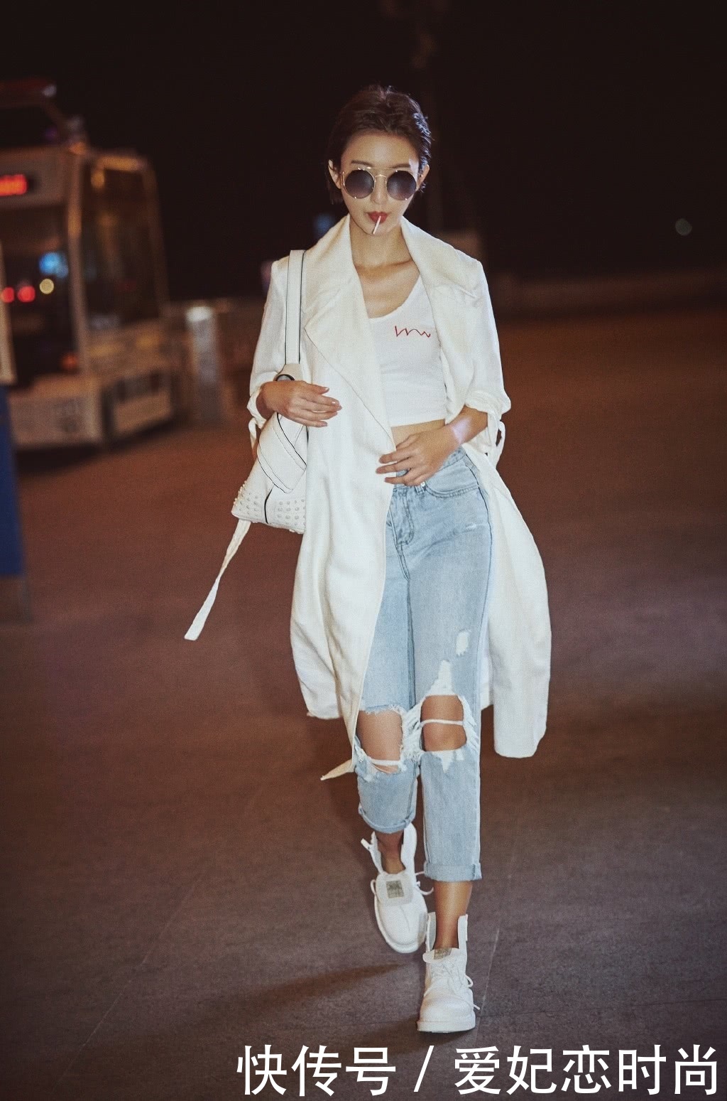 张俪白T配皮裙，暴露一双惊艳美腿，袜子露出鞋子一样很潮流！