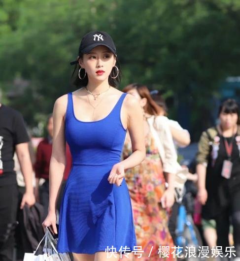 街拍, 美女穿紧身牛仔裤, 身姿优美, 长相耐看