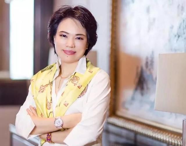 中国最励志女企业家:靠卖饰品38年赚得300亿，还养着家族28个人