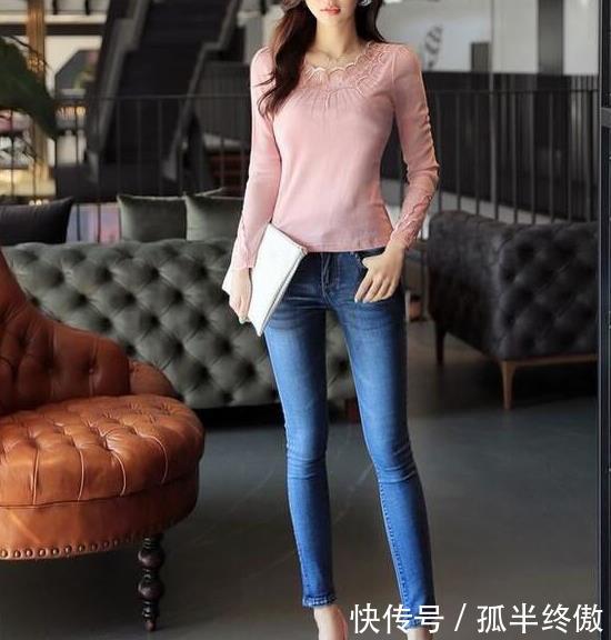  #低调#小背心外披小西装，搭配牛仔裤，体态优雅，低调不张扬