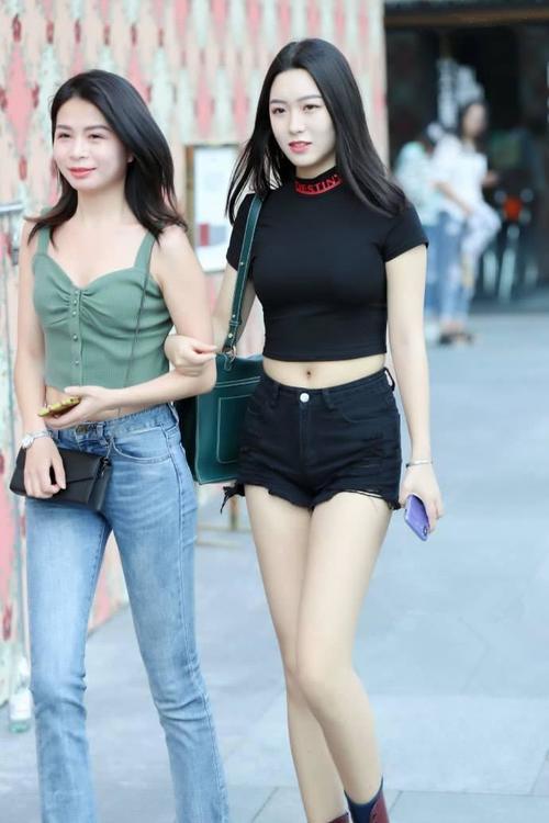 街拍:美女一身穿着休闲又时尚,让人眼前一亮。