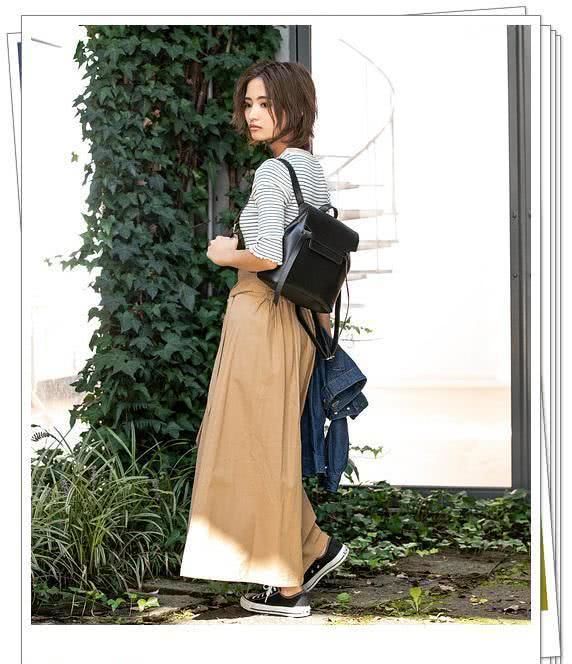  受欢迎：黑色背包越来越受欢迎！看看日本女孩春天怎么搭配它吧