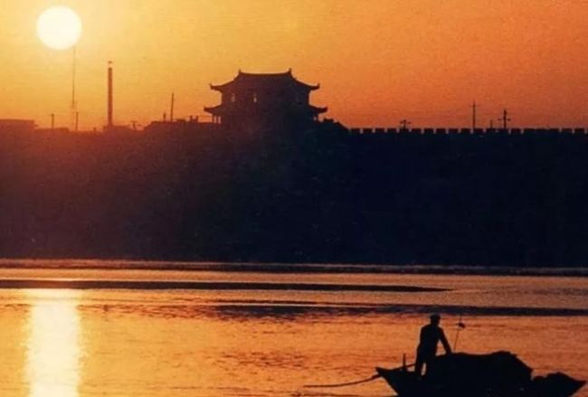  引争议：郭靖黄蓉雕像落地襄阳引争议: 专家呼吁十几次、工程搁