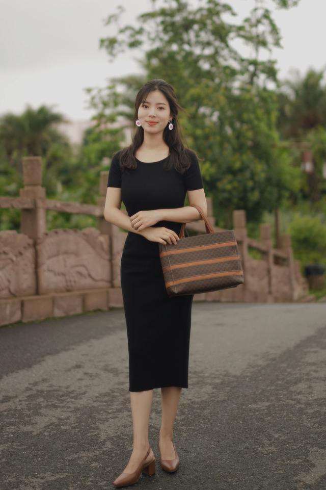 街拍：公园20多岁知性成熟的小姐姐，长裙下小肚肚显得软软的!