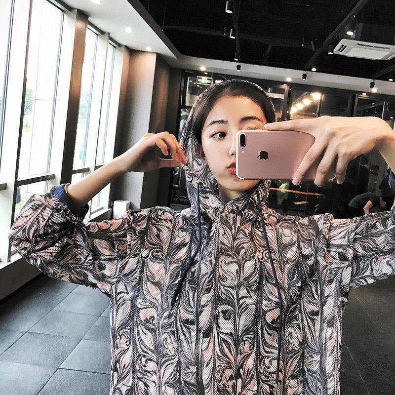 健身房的妹子真会穿，紧身健身服勾勒腰线，让你在人群中耀眼夺目