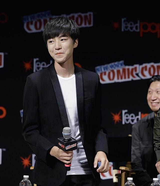 易烊千玺和王俊凯同框，两个人的穿衣风格差距，却如此之大！