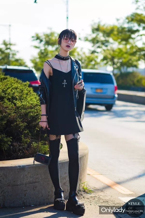 我最喜欢你什么样子?穿连衣裙的样子!