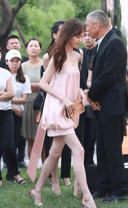 唐嫣穿粉色抹胸裙子出席活动，网友:少女感爆棚，至少年轻10岁