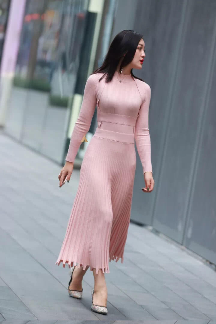 一个迷人的背影，一位身姿迷人的粉色连衣裙靓女