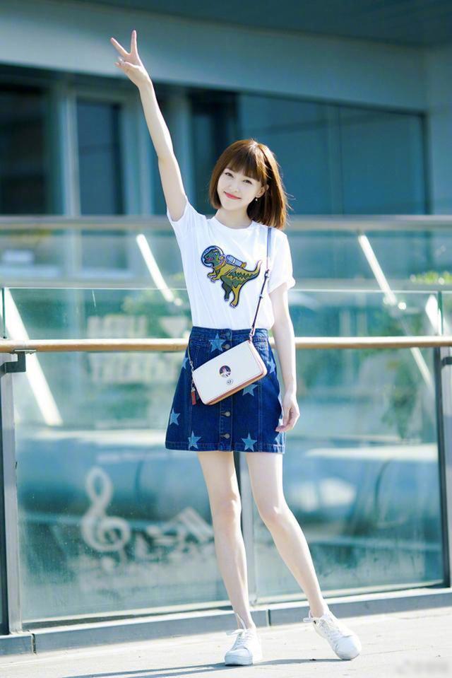 唐嫣齐刘海配连衣裙清新如少女，难怪范冰冰和baby也换了同款造型