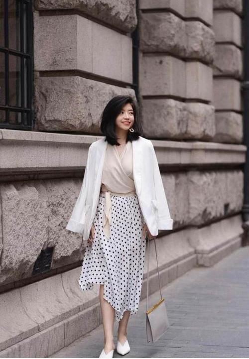  女人：优雅的40岁女人，还在想怎么穿搭吗？学学时尚博主三木的高级穿搭