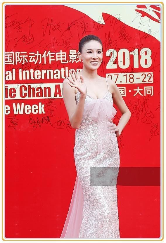 奚梦瑶穿吊带裙，女人味十足，看到张蓝心穿吊带裙之后沉默了！