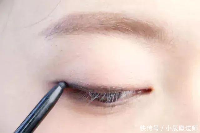 『眼线类型』内眼线和延长眼线,画眼线不手抖的方法