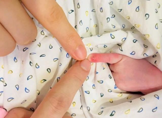 薛之谦当爸，发文宣布以后再不写情歌，网友：这是要靠孩子洗白？