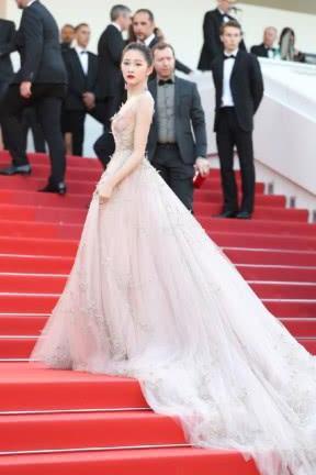 关晓彤迪丽热巴一袭黑色抹胸裙上身，身材惊艳众人，网友：这次终