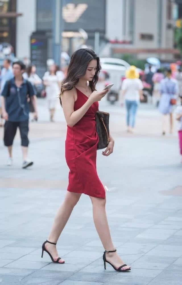 『秀丽』路人街拍，小姐姐穿酒红色的吊带连衣裙，看起来十分秀丽