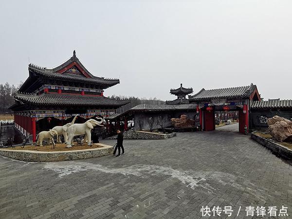 削山挖湖，豪华庄园违建14年：到底都接待了哪些有头有脸的人？