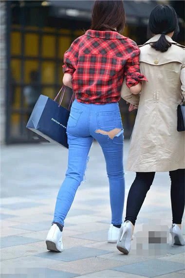 紧身牛仔裤很显身材，破了一个洞更加显性感，这么穿真吸睛