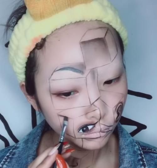  吓一跳■小姐姐脸上画“五官分离妆”，开始感觉被骗了，看到成品被吓一跳