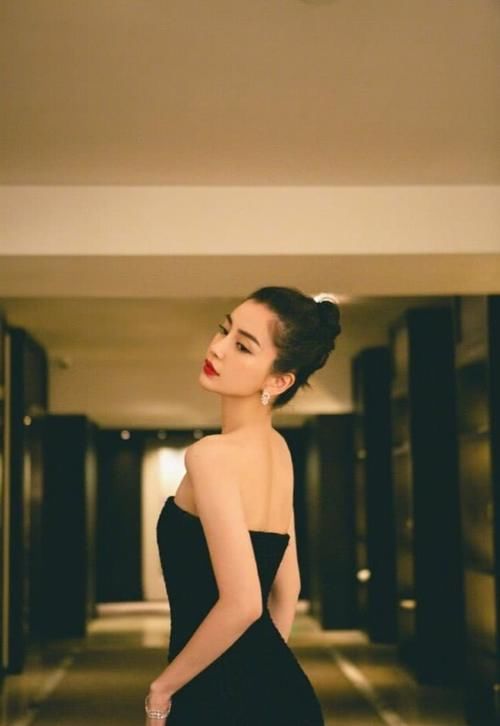 #加上#Angerlababy美貌绝伦,穿起黑色抹胸鱼尾裙,身姿妖娆,美不胜收