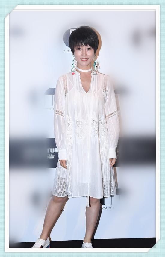 谢楠亮相活动，四肢纤细，小腹平坦，网友:她真的怀孕7个月了?