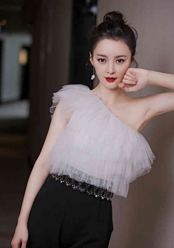 《一千零一夜》最美女配路宝妮，一身黑白配美上天，女人味不输热