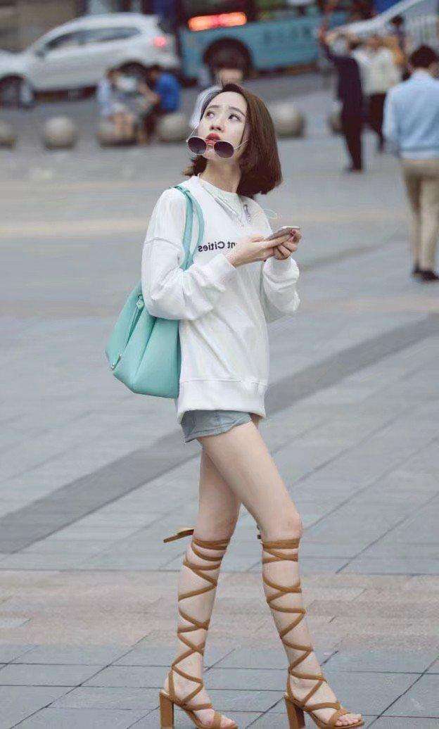 街拍: 吊带裙的魅力一般人很难阻挡, 网友: 平板身材也很有视觉冲