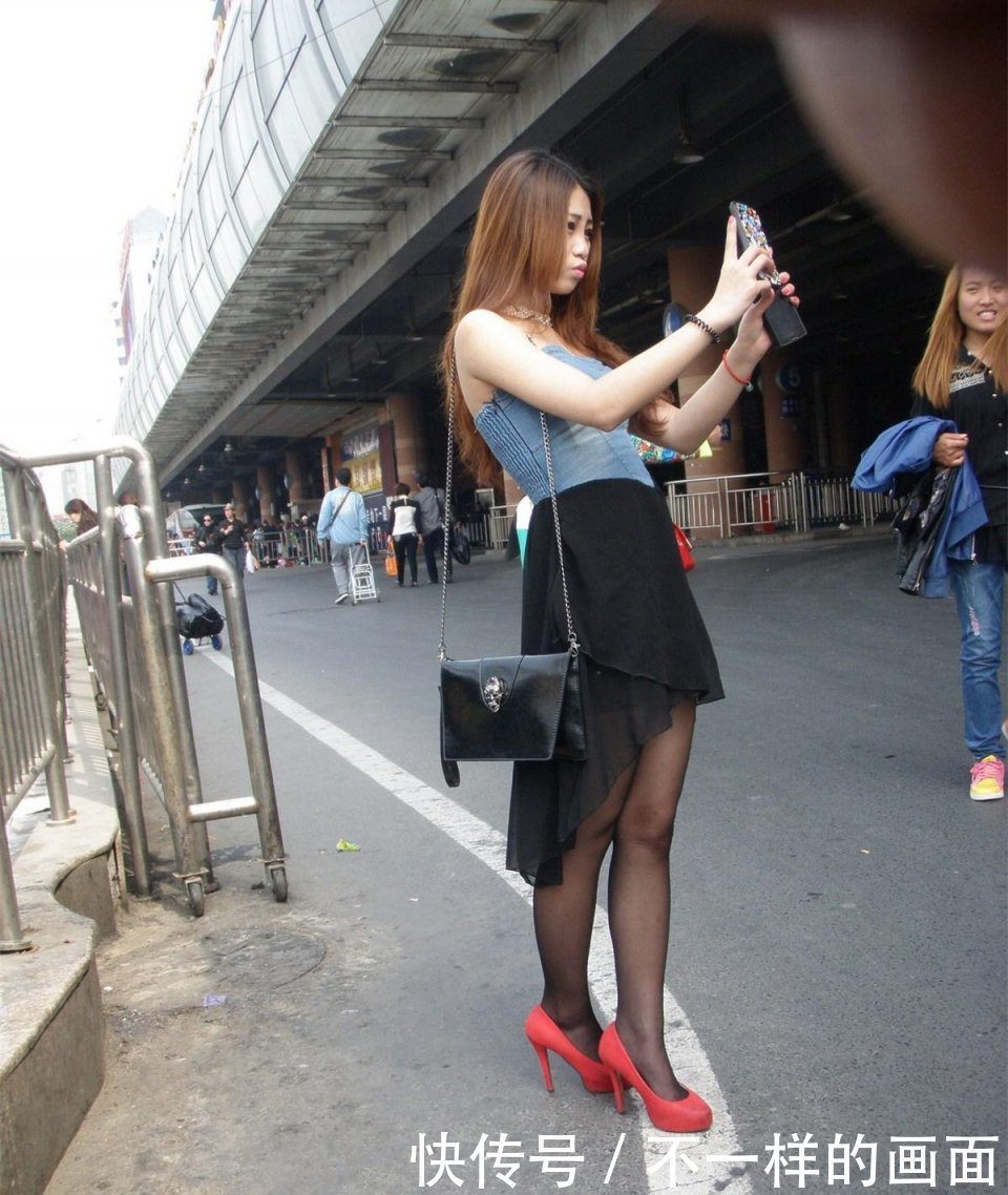 街拍：长发吊带，黑丝美女街头玩自拍，身材凹凸有致！