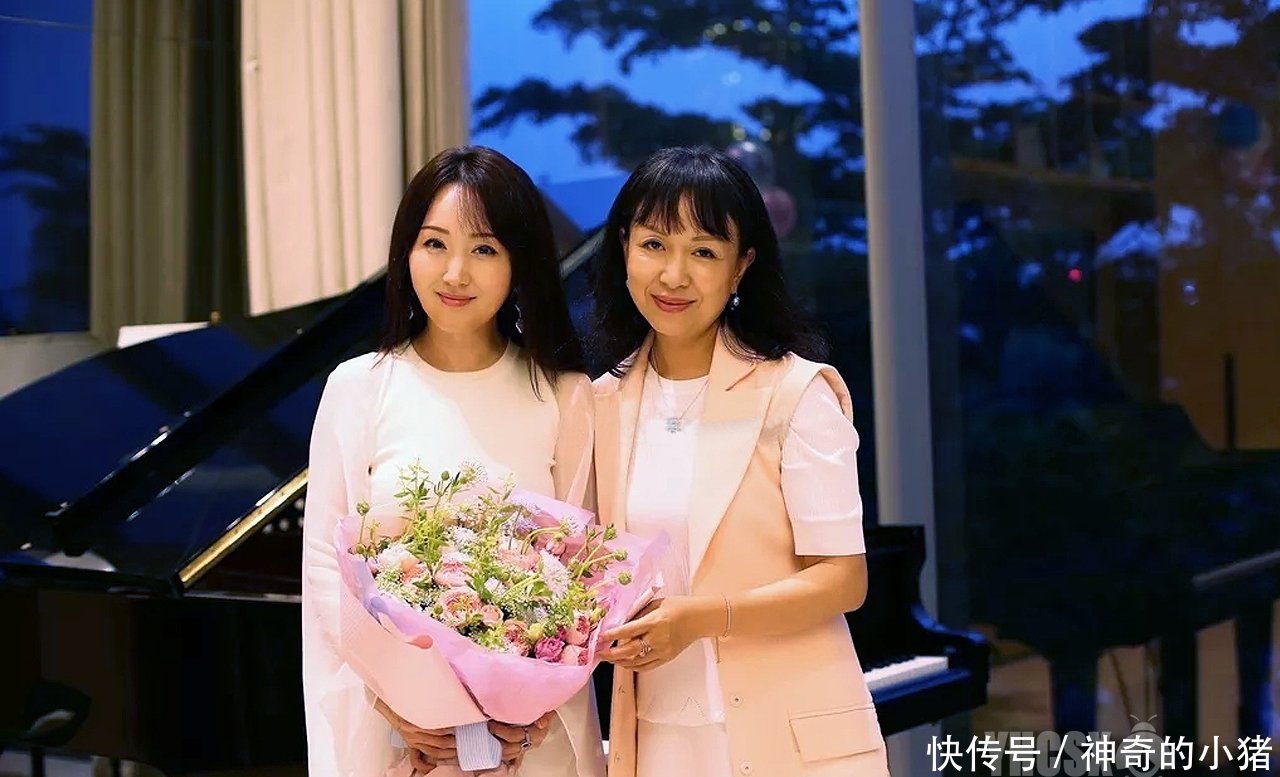  「杨钰莹」杨钰莹现身深圳外国语学校云课堂，教唱《我在春天等你》，好暖人
