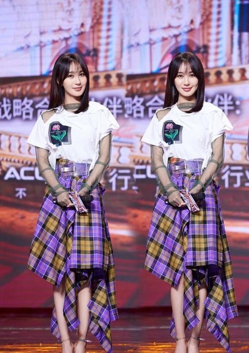 李菲儿的短裙本来就不长,还非得在正中间开个叉,网友:安全吗?