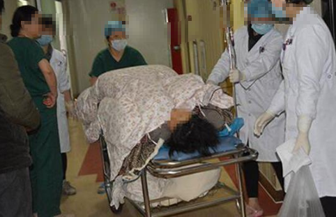 孕妇顺产口吐白沫,孩子出生后,医生回头看孕妇