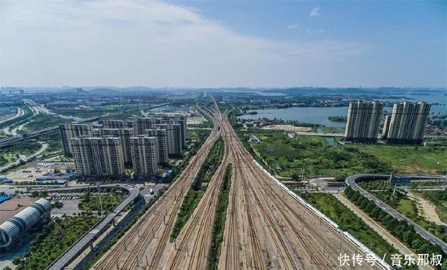  高铁站■中国要火了，历时3年，耗资140亿人民币，建中国第一座