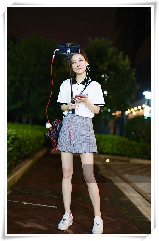 冯提莫晚上户外直播穿成这样？网友：真心佩服她的胆量！