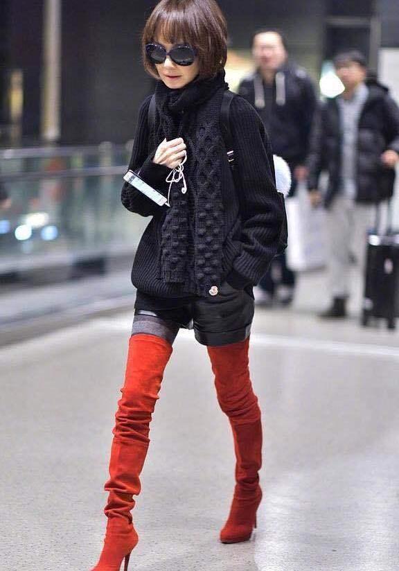 陈鲁豫机场穿短裤秀筷子腿,可白T恤上的汉字亮了!