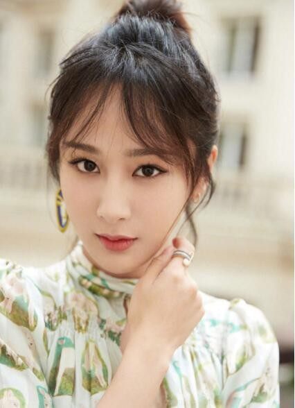 杨紫身穿长裙近照曝光，美出新高度，网友：她越来越有女人味了！