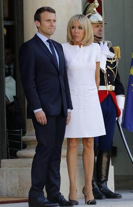 法国第一夫人穿连衣裙,尽显韵味让人心动,图四马克龙笑容止不住