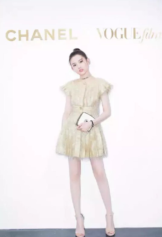 宋祖儿的腿像是假肢!这腿竟和墙融为一体了，得罪了修图师?