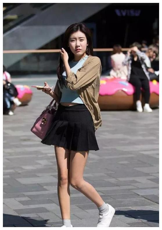 街拍:玲珑曲线身姿曼妙,散发迷人的女人味!