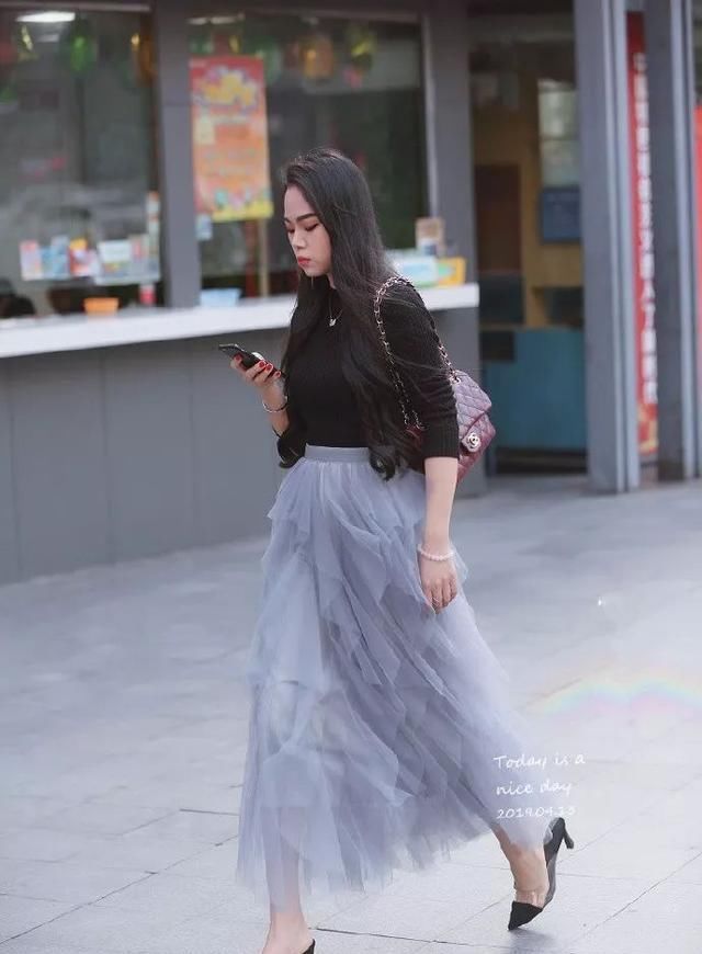  『气质』黑色连衣裙搭配黑色细高跟鞋,彰显美女时尚高贵的气质!