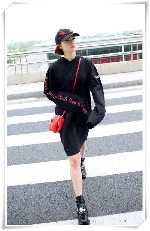 袁姗姗这衣服看得人强迫症都犯了！网友：分分钟想撕掉下面那块布