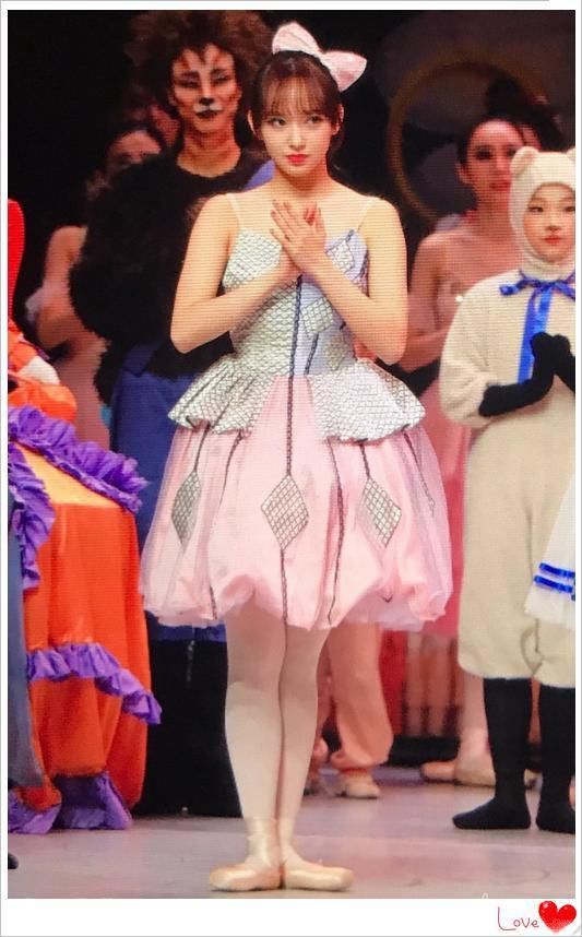 程潇作为微胖界美少女，却穿这么紧的裤子还露脐，网友：乱穿衣服