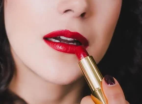  【方法】涂口红不沾杯的有效小方法