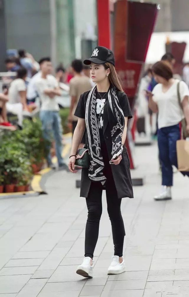 ?路人街拍，可爱小姐姐穿吊带配热裤清凉，身材窈窕令人心动！